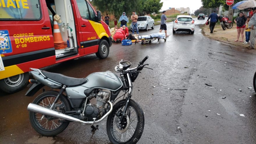 Jovem fica ferido após colisão entre carro e moto no Cascavel Velho