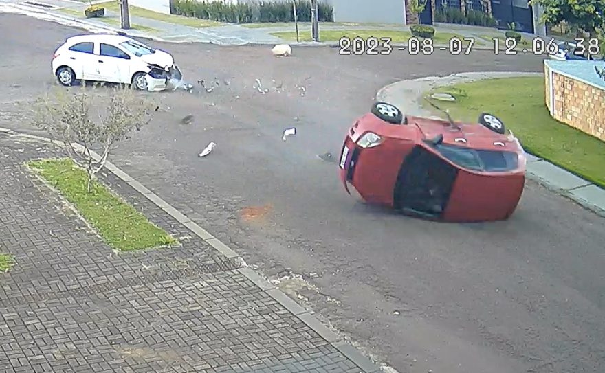 Carro capota várias vezes após forte colisão no São Cristóvão