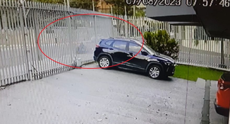 Câmera registra colisão que deixou motociclista gravemente ferida no Centro