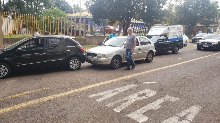 Três carros se envolvem em colisão na Rua Mato Grosso com a Avenida Piquiri
