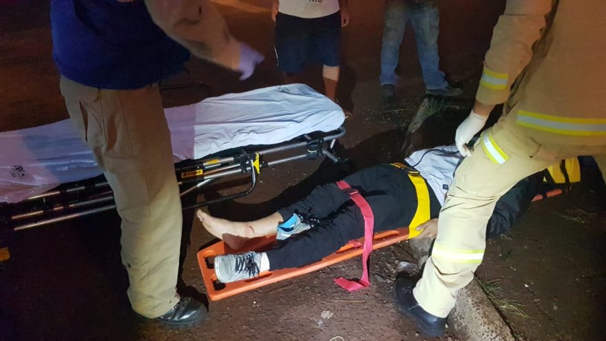 Motociclista fica ferido em acidente na Rua Adolfo Garcia