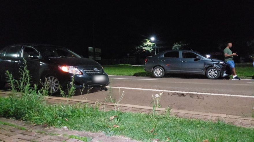 Cobalt e Corolla se envolvem em acidente no Parque Verde