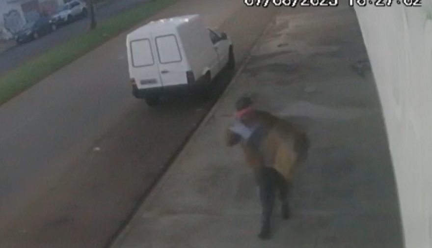 Câmera registra momento em que ladrão furta cofre e peças de carro em Fiorino