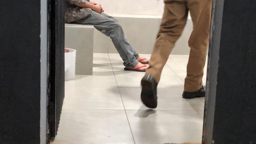 Homem é detido após agredir companheira no Claudete