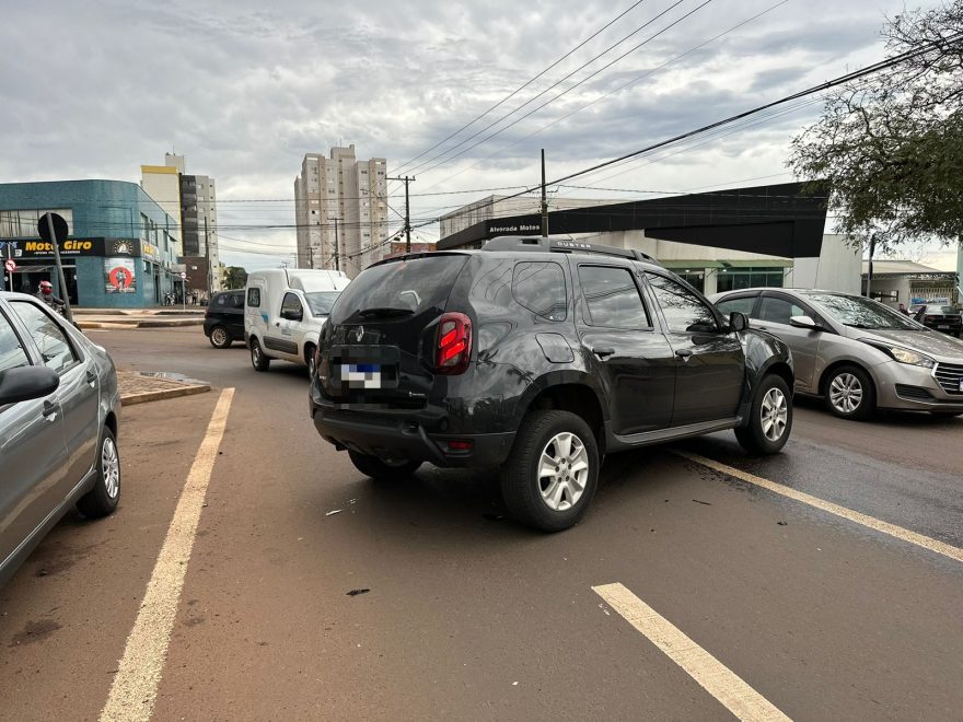 Forte colisão entre carro e caminhão é registrada na Rua Paraná com a Avenida Piquiri