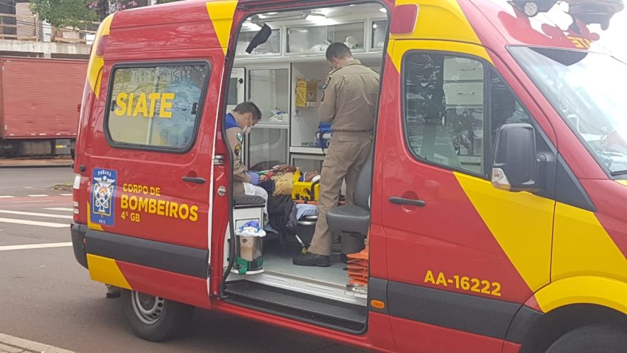 Ciclista fica ferido após se envolver em acidente na Avenida Tancredo Neves