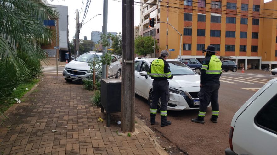 Onix e Versa se envolvem em forte colisão na Rua Recife, no Centro