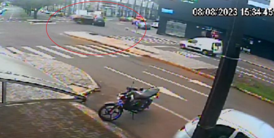 Câmera registra colisão entre caminhão e carro na Avenida Piquiri com Rua Paraná