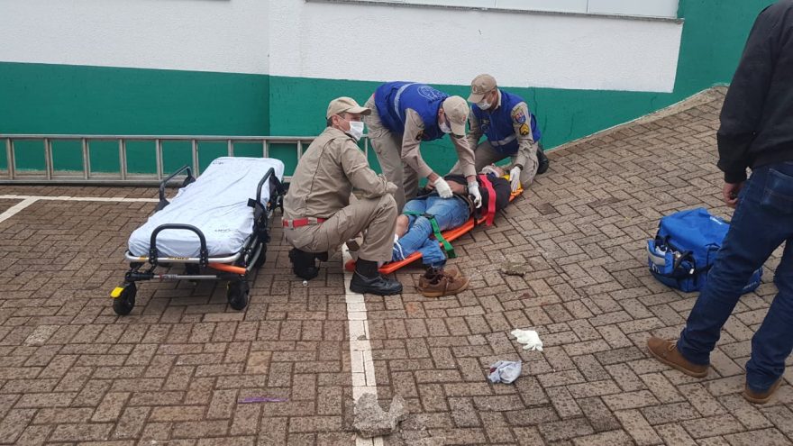 Trabalhador sofre fratura na perna ao cair de escada no Centro
