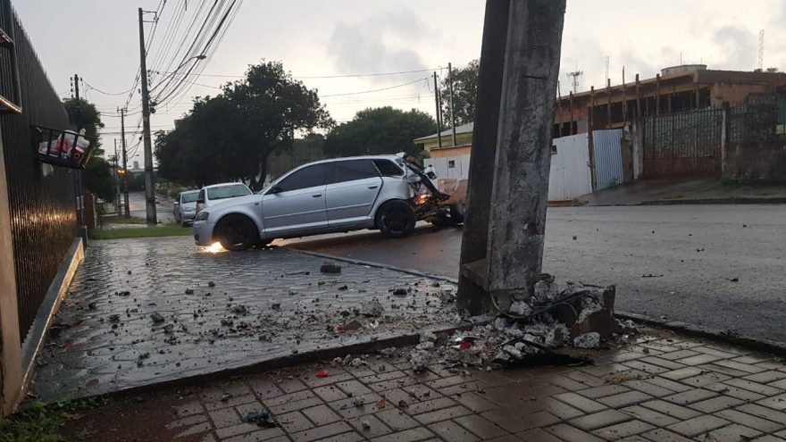 Audi e Siena se envolvem em acidente no Guarujá
