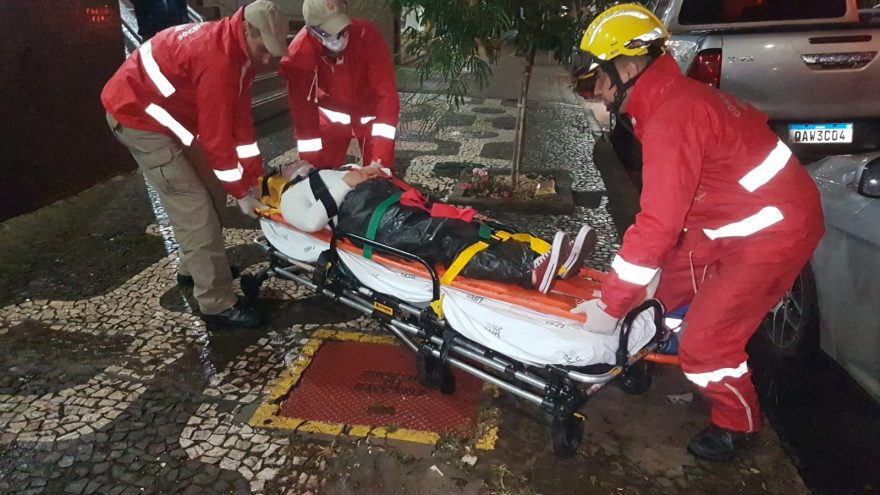 Motociclista fica ferida ao sofrer queda de moto na Rua São Paulo