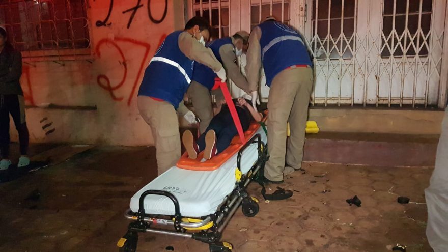 Vítima de atropelamento é socorrida na Av. Tancredo Neves
