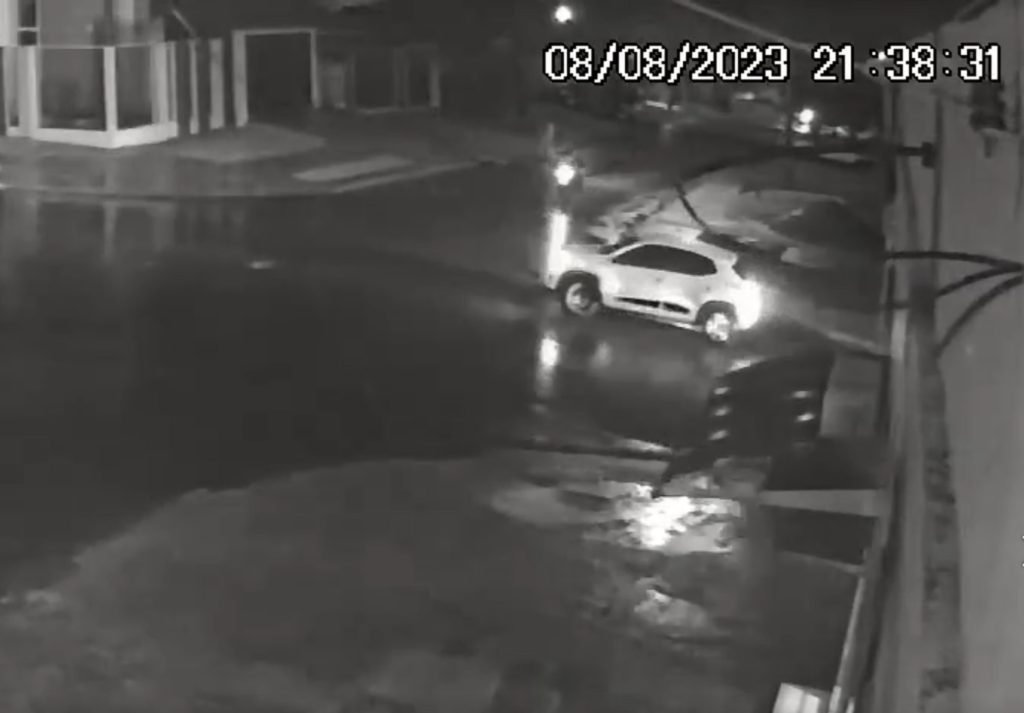 Câmera flagra momento em que homem é atropelado na Rua Visconde do Rio Branco