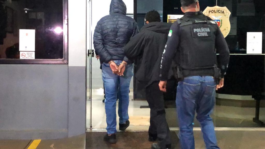 Dupla é detida pela DH por posse de munição em tabacaria