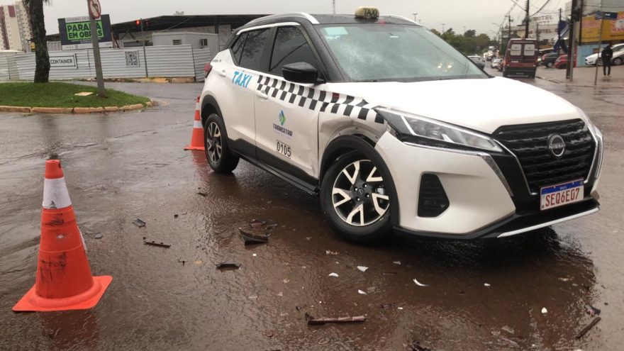 Carros se envolvem em colisão no cruzamento da Avenida Brasil com Rua Juscelino Kubitschek