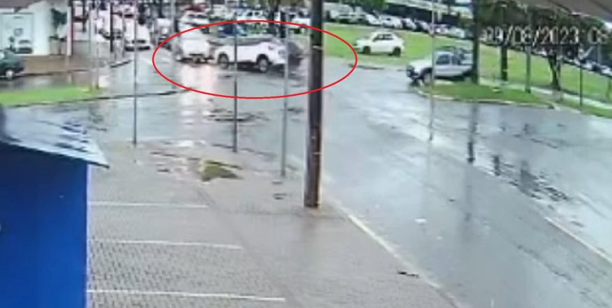 Câmera flagra acidente de trânsito no cruzamento da Brasil com a JK