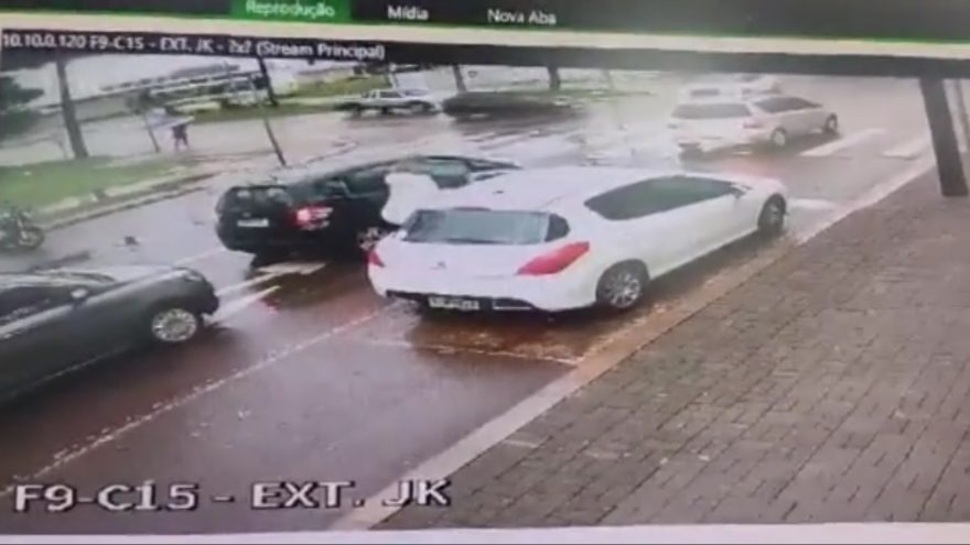 Vídeo mostra cruzamento conturbado por falha em semáforo antes de colisão na Rua JK