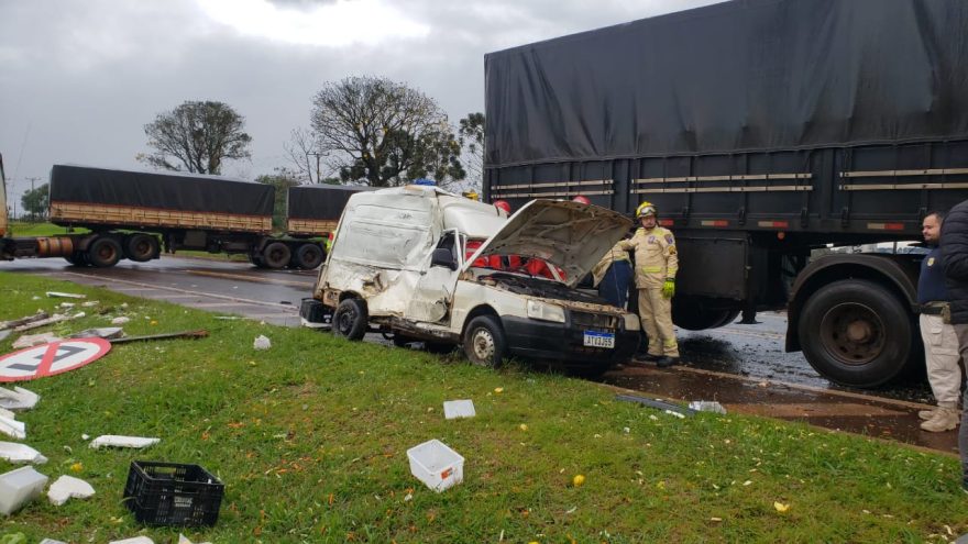 Motorista de Fiorino fica preso às ferragens após colisão com caminhão na BR-277
