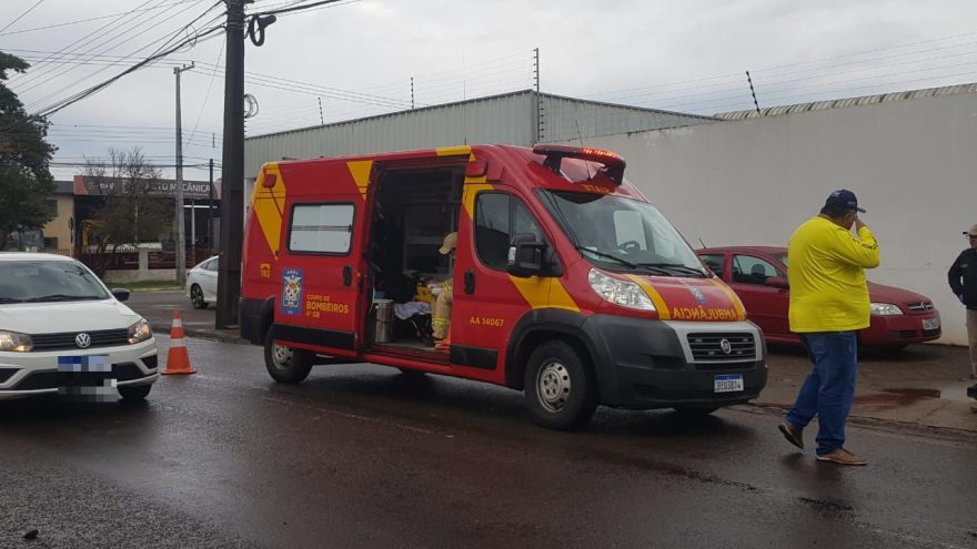 Homem fica ferido ao sofrer queda de moto no Bairro Pacaembu
