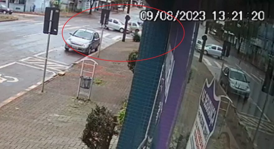Câmera registra colisão de trânsito na Rua Erechim