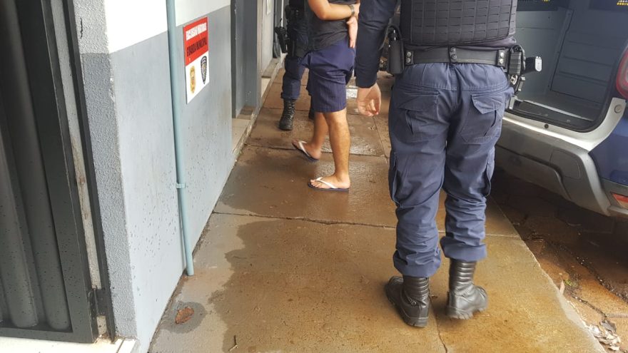 Jovem é detido por perturbação de sossego no Riviera