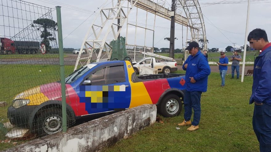 Strada colide contra muro de empresa após colisão com Saveiro no Bairro Cataratas