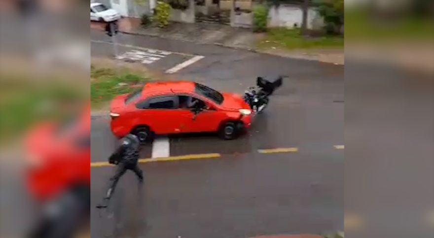 Após briga de trânsito, homem acelera carro contra moto e quase mata motociclista em Curitiba