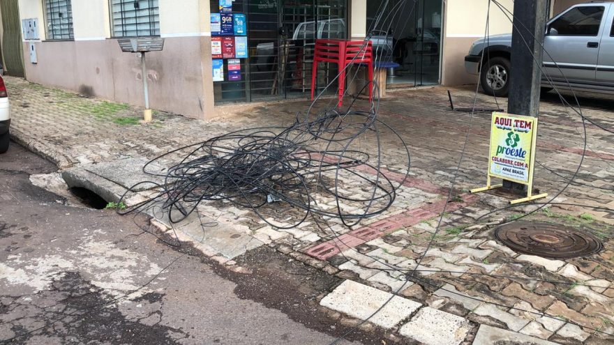 Caminhão deixa prejuízos ao arrancar fiação de poste no Santa Felicidade