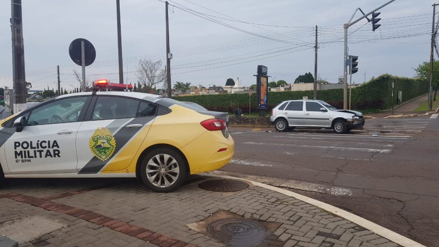 PM é acionada após acidente entre dois carros Rua Carlos Gomes