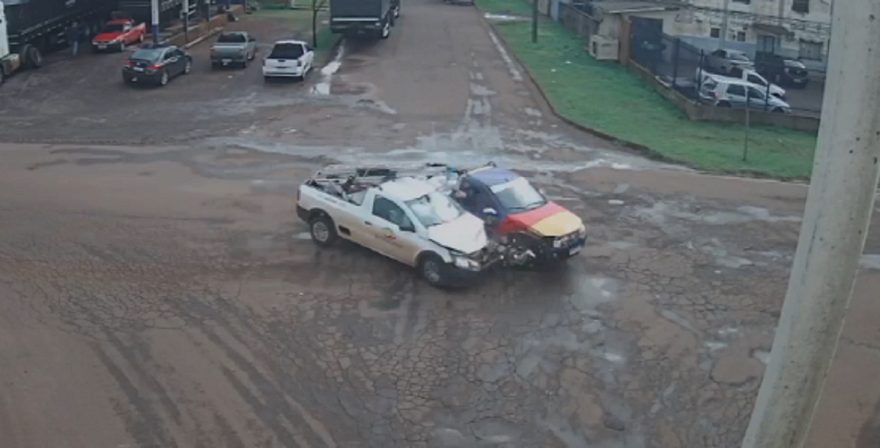 Veja o momento da colisão entre Saveiro e Strada no Bairro Cataratas