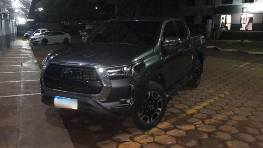 PM recupera no Centro Hilux furtada que circulava com placa de outro veículo