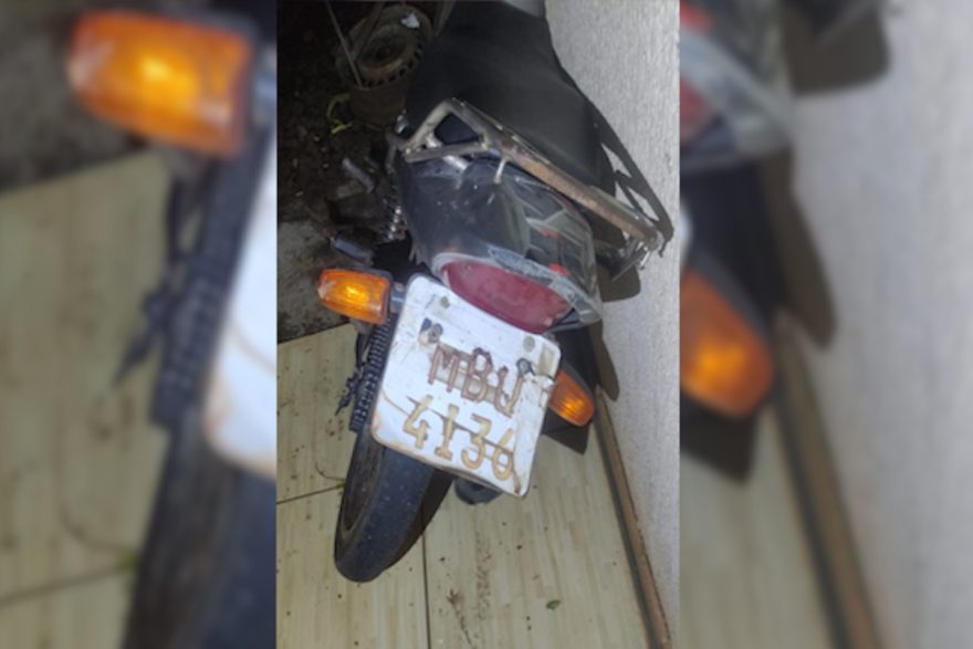 Jovem é detido com moto com placa de papel impresso
