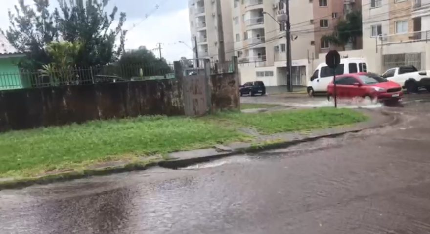 Bueiros entupidos provocam alagamento no Pacaembu