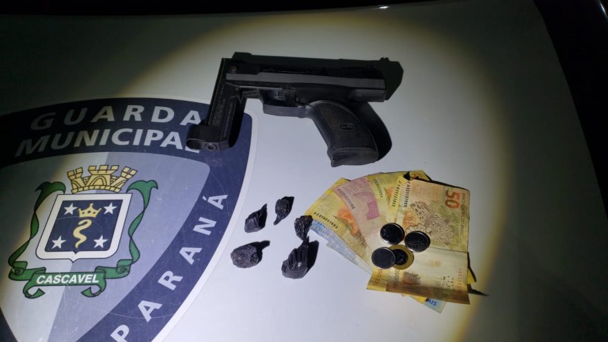 Homem em posse de arma de brinquedo e pedras de crack é preso pela GM