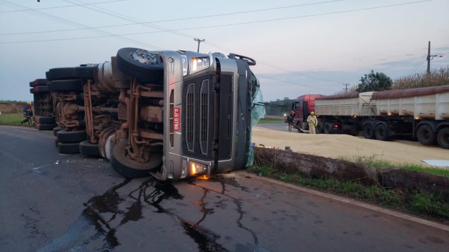 Carreta carregada com soja tomba na BR-467 e deixa motorista ferido