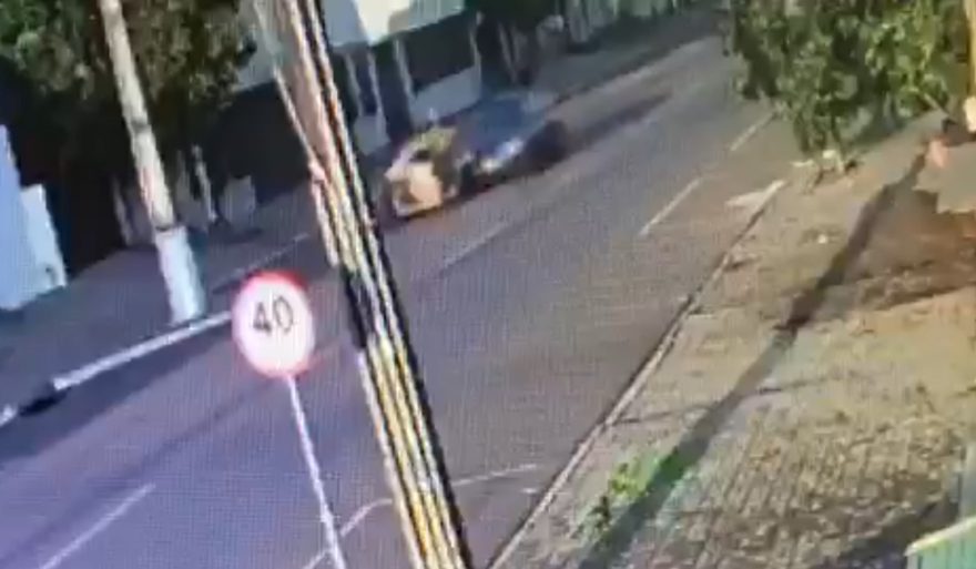 Vídeo: Após forte impacto com carro, catador de recicláveis é arremessado à calçada