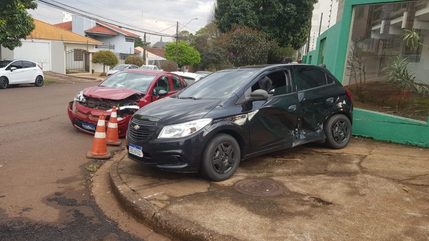 Acidente de trânsito deixa Onix e C3 danificados no Centro
