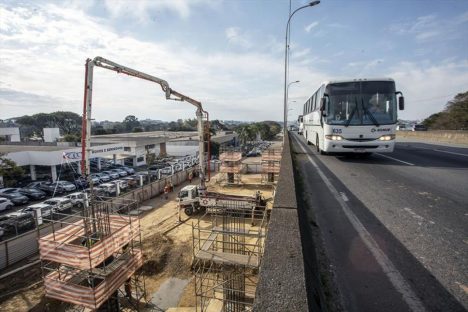 Prefeitura de Curitiba começa concretagem dos pilares de sustentação do viaduto sob a Victor Ferreira do Amaral Imagem referente a Prefeitura de Curitiba começa concretagem dos pilares de sustentação do viaduto sob a Victor Ferreira do Amaral