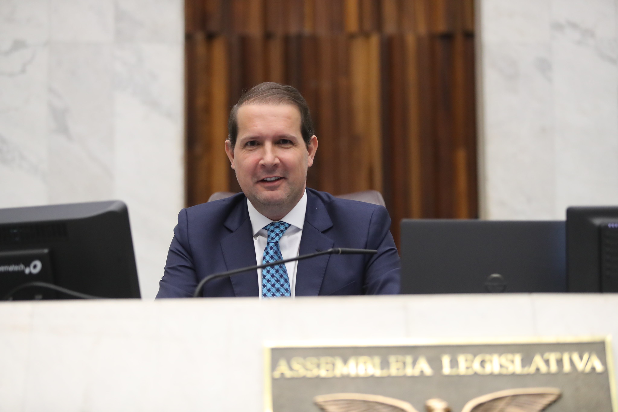 Deputado "honesto" luta por justiça após compra de piscina