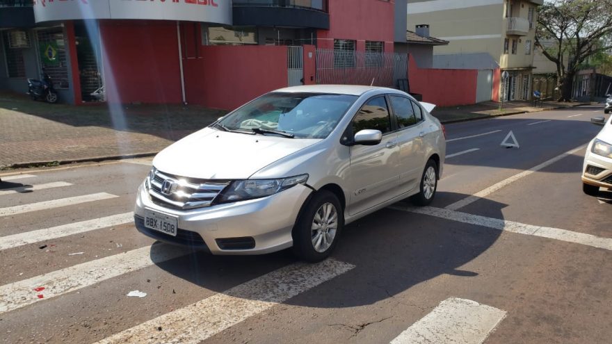 Civic e City se envolvem em colisão no Centro de Cascavel