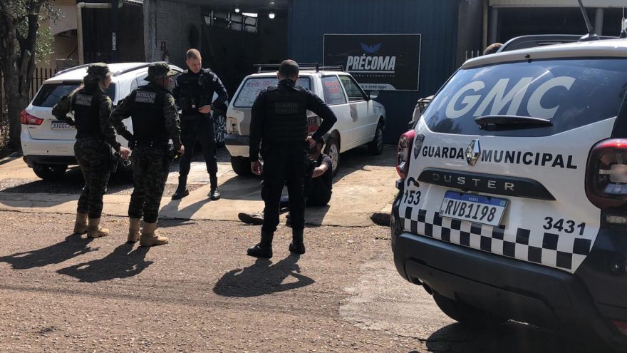 Em surto, homem pula muro de colégio, lesiona a cabeça e mobiliza equipes da GM e Samu