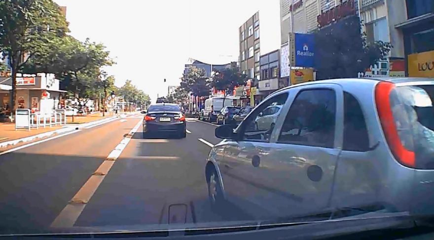 Câmera veicular flagra imprudência de motorista na Avenida Brasil