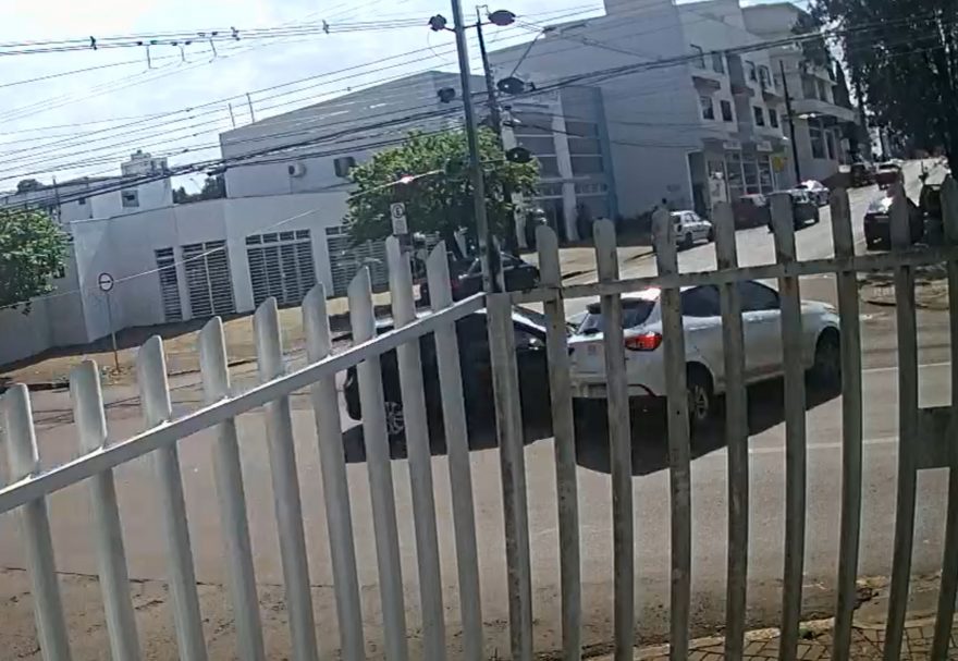 Carros se envolvem em forte colisão no cruzamento das Ruas Uruguai e Rio Grande do Sul