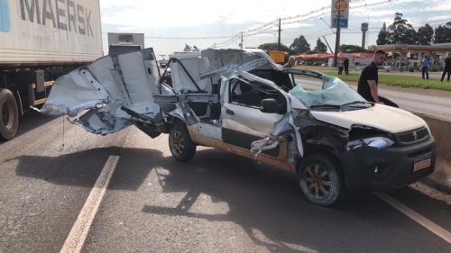 Batida frontal entre carros é registrada na BR-277 em Cascavel