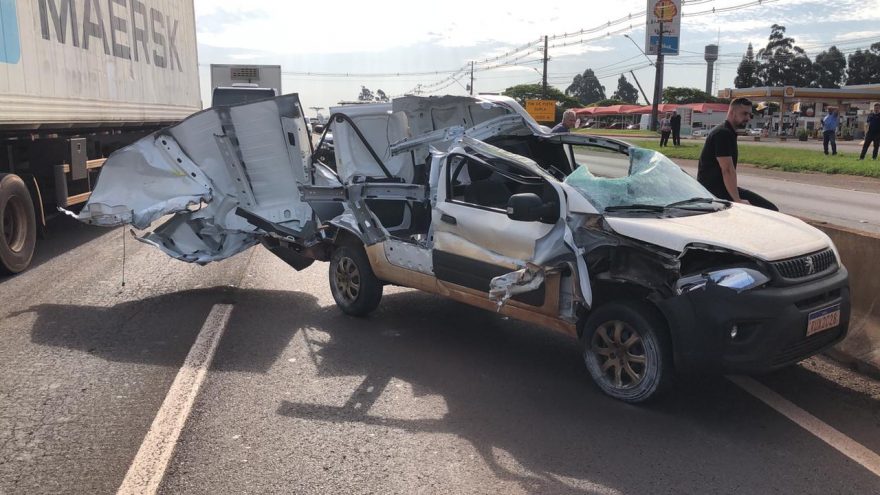Veículo fica completamente destruído após acidente com caminhão na BR-277 em Cascavel