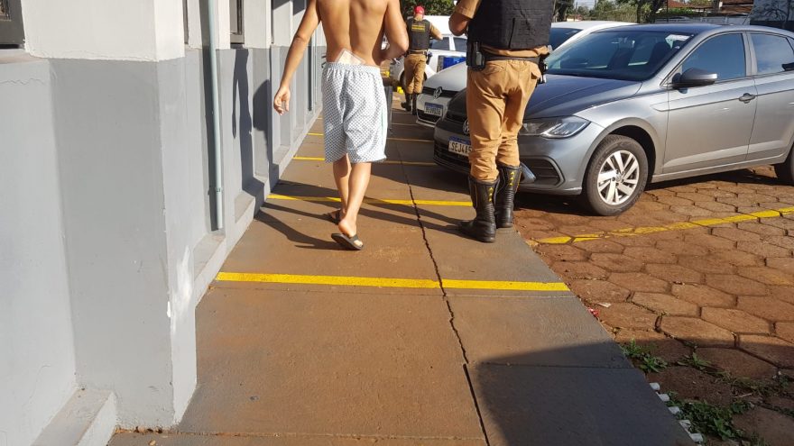 Homem que foi hospitalizado após capotar Blazer carregada com maconha é levado à Delegacia