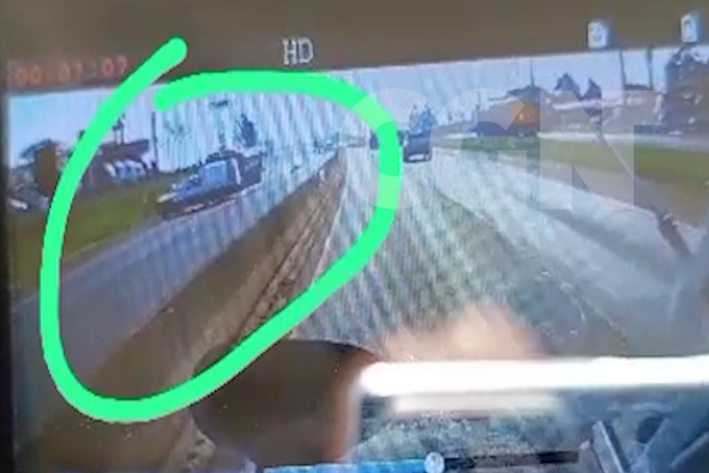 Câmera veicular flagra colisão que destruiu carro na BR-277