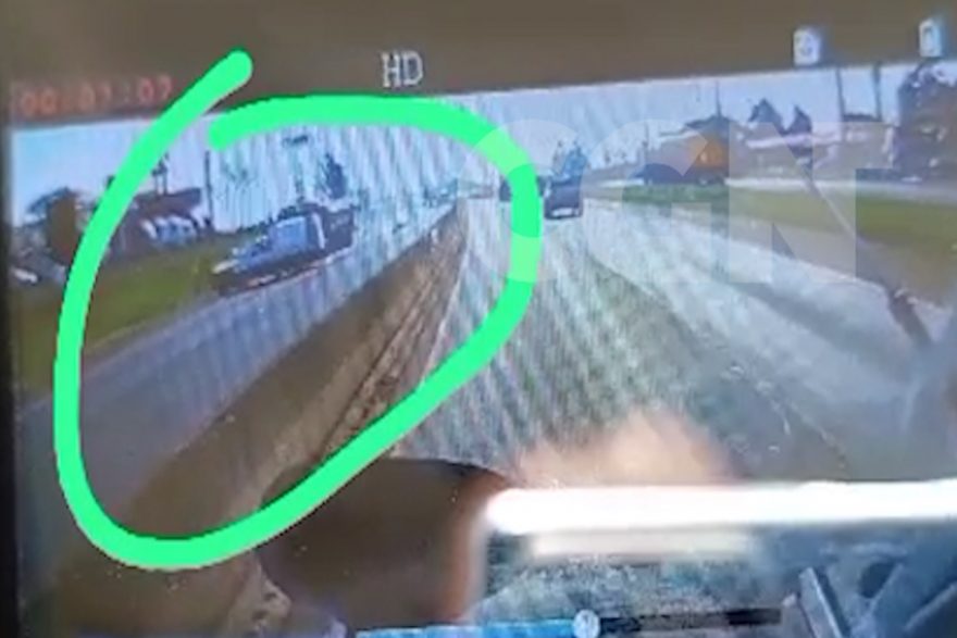 Câmera veicular flagra colisão que destruiu carro na BR-277
