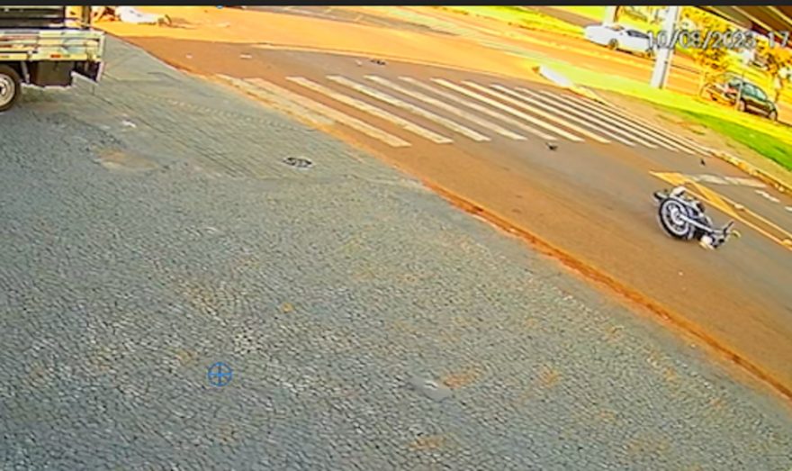 Câmera registra acidente em que motociclista ficou ferido na JK