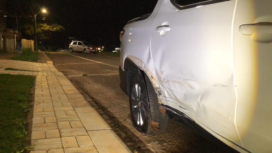 Etios e Strada se envolvem em acidente na Avenida das Torres